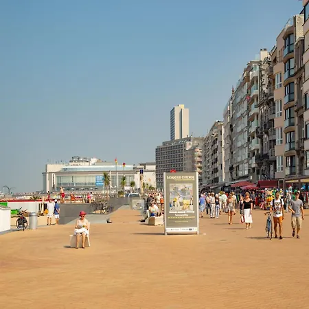 Apartmán Apartment With Frontal Sea View In Raversijde